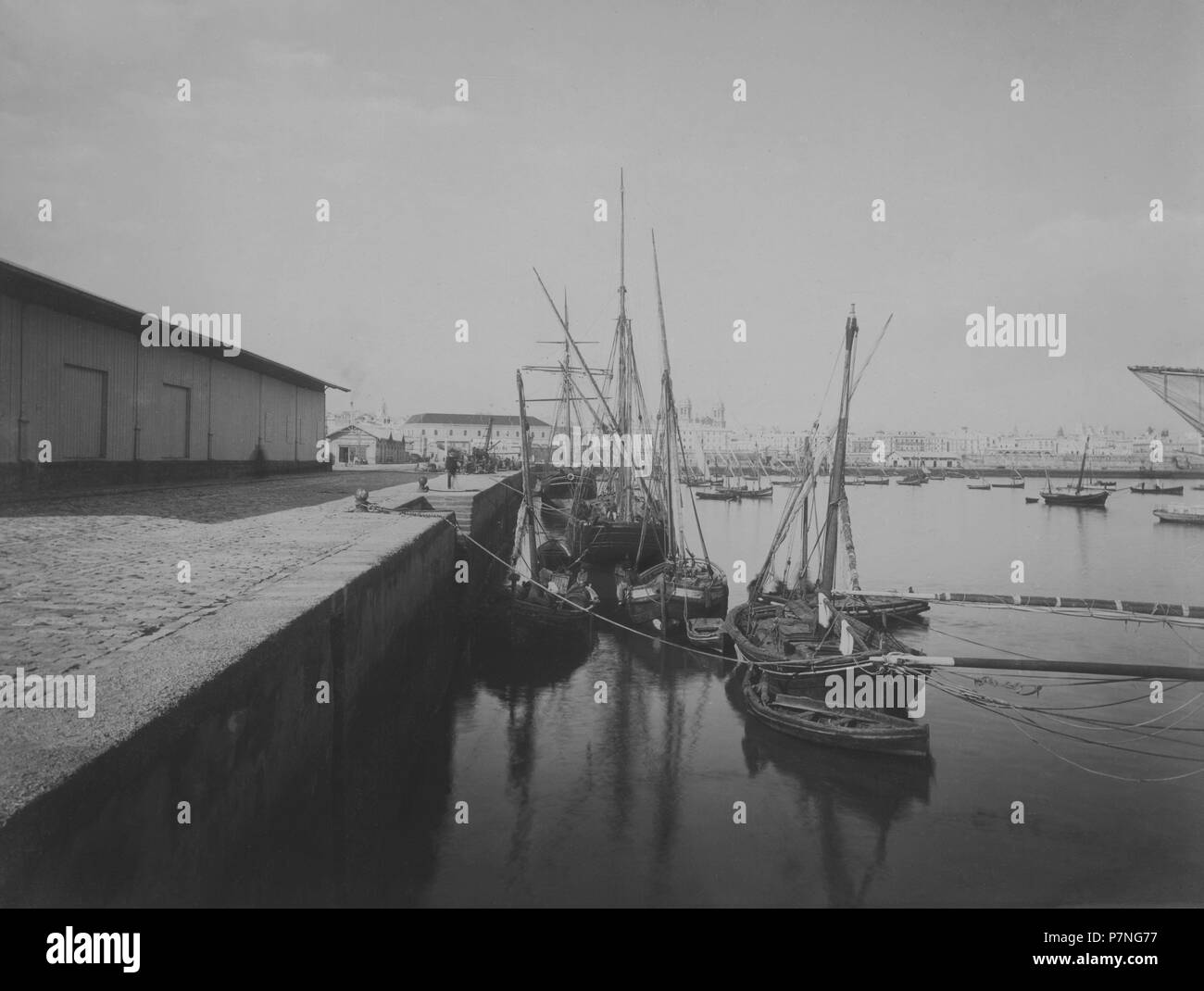 Andalucía. Cádiz. Barcas de pesca en la punta del muelle. Años 1950. Foto Stock