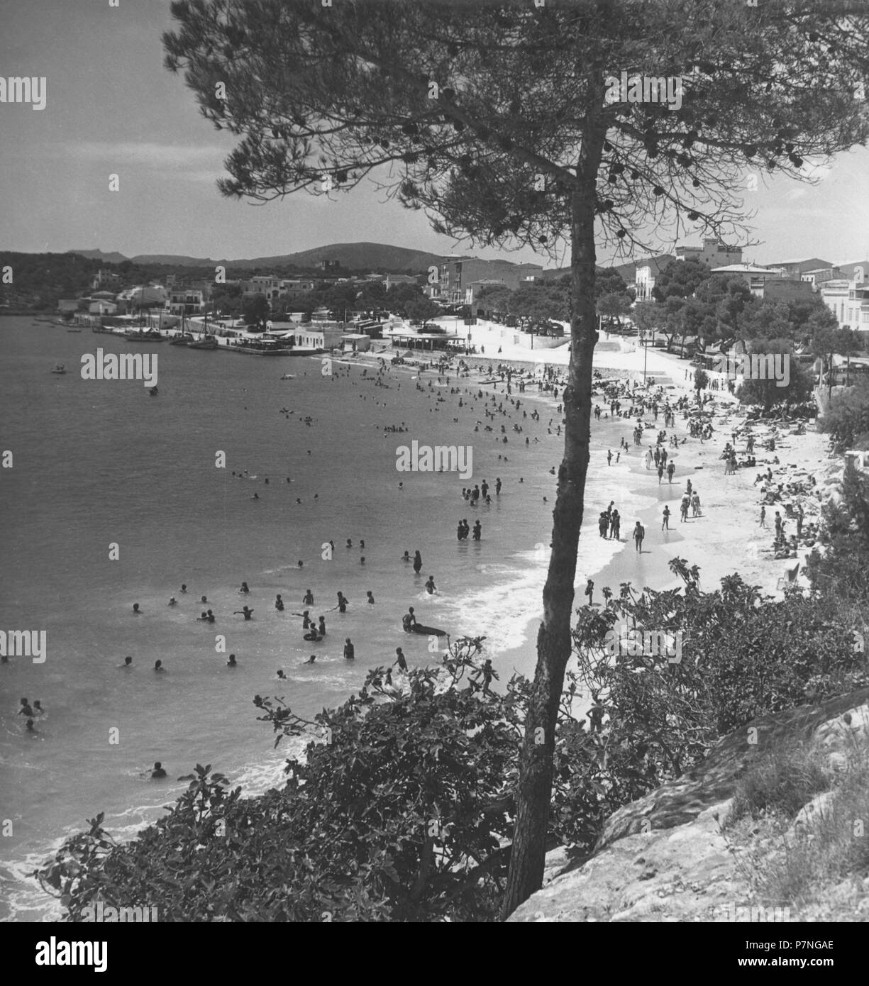 Islas Baleares. Mallorca. Bañistas en la playa de Porto Cristo. Años 1950. Foto Stock