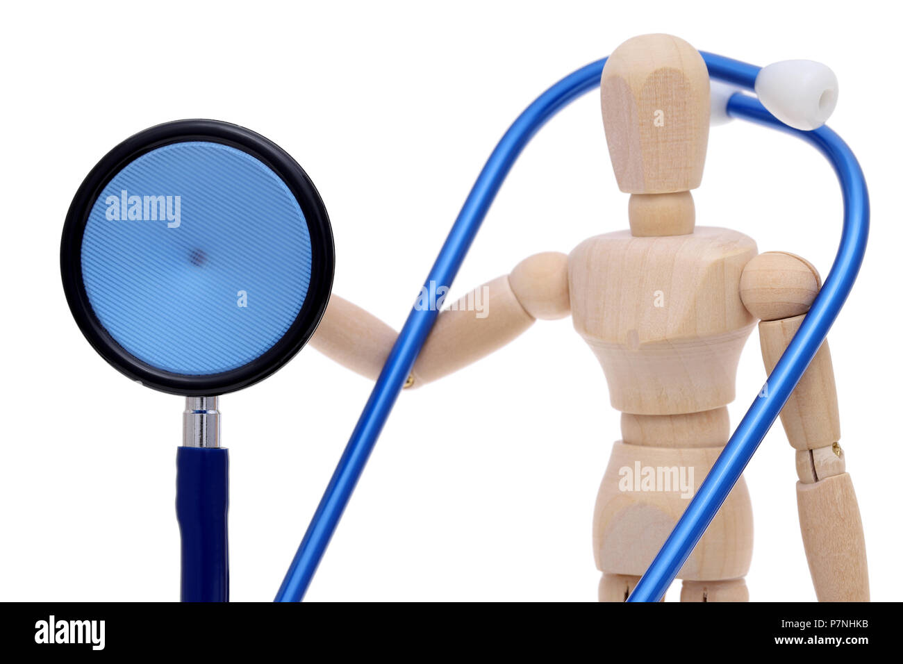 Manichino di legno mano azienda uno stetoscopio, salute checkup concept Foto Stock