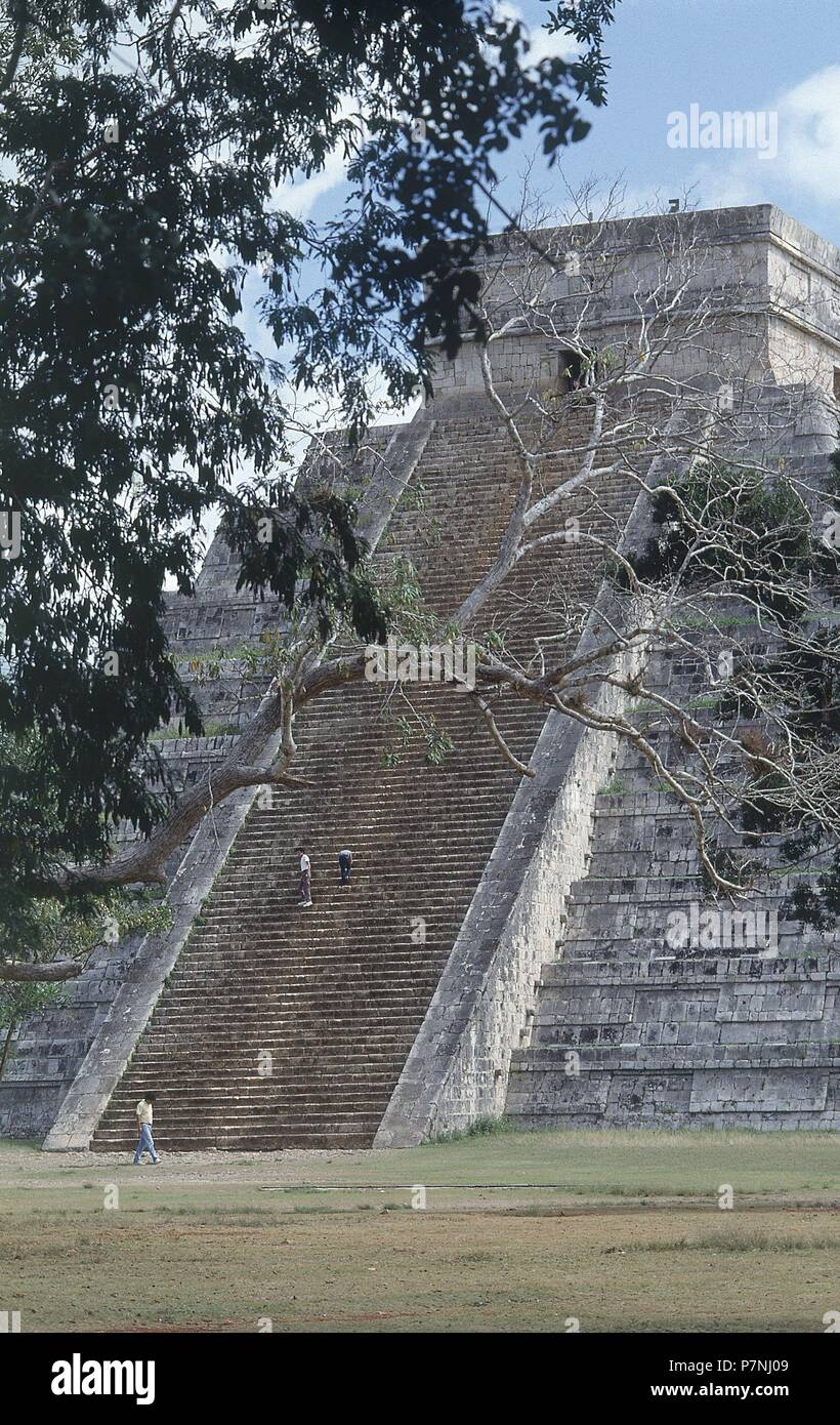 CASTILLO O PIRAMIDE DE KULKUCAN-ESCALERAS Y RAMA DE ARBOL. Posizione: PIRÁMIDE KUKULKAN, CHICHEN ITZA, CIUDAD DE MEXICO. Foto Stock