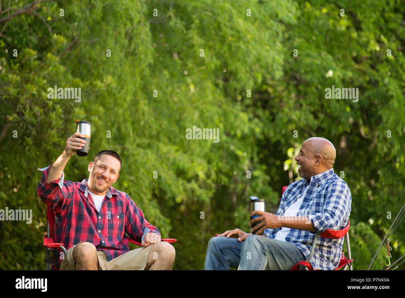 Gli amici di parlare e camping. Foto Stock