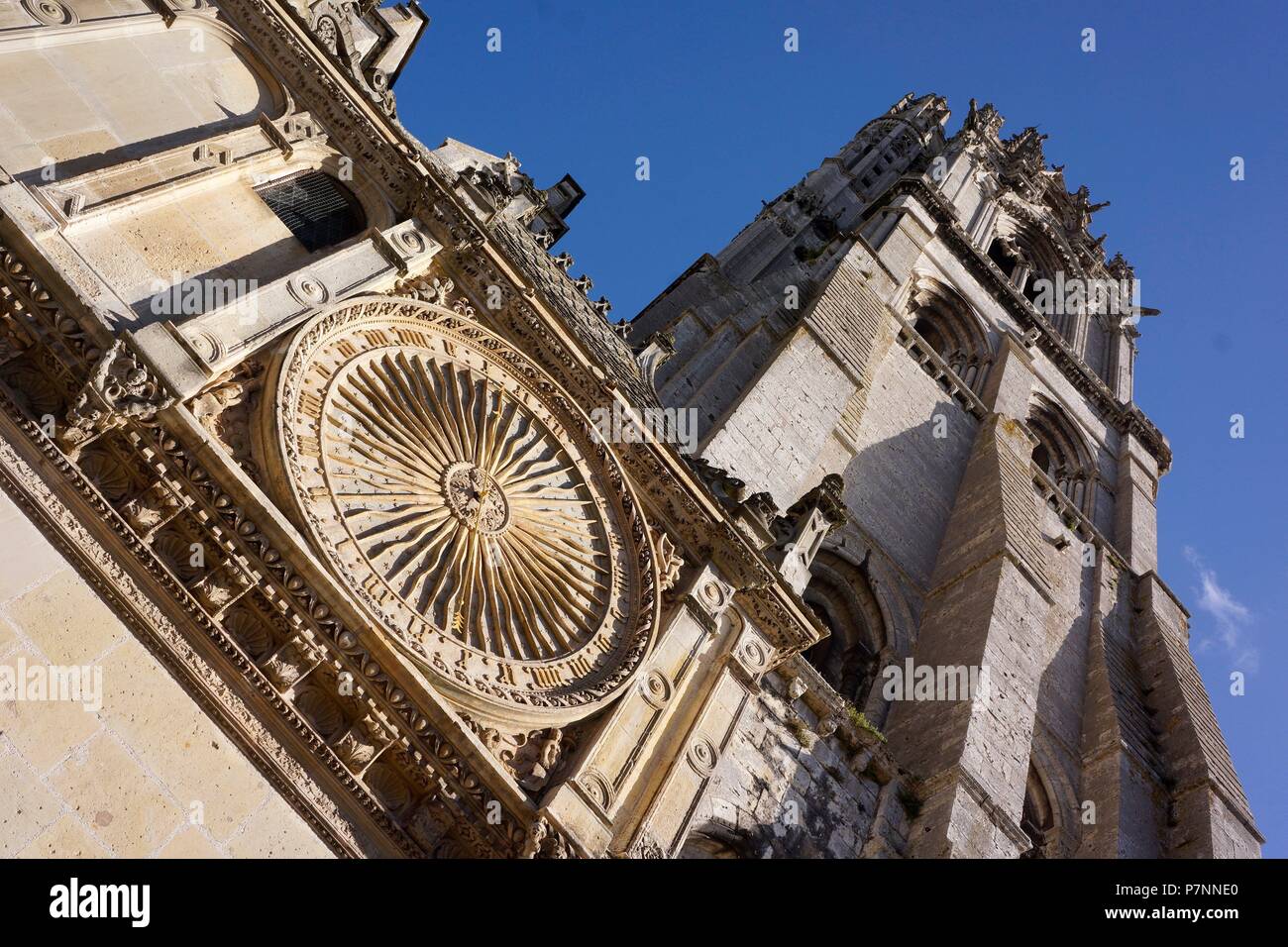 RELOJ EXTERIOR DE LA CATEDRAL DE NOTRE-DAME (Nuestra Señora de Chartres) Chartres, Francia. Foto Stock