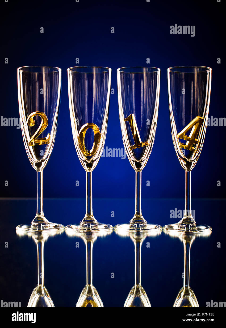 4 calice di vetro per lo champagne con il numero di riferimento 2014, belle celebrazioni Anno Nuovo concetto foto Foto Stock