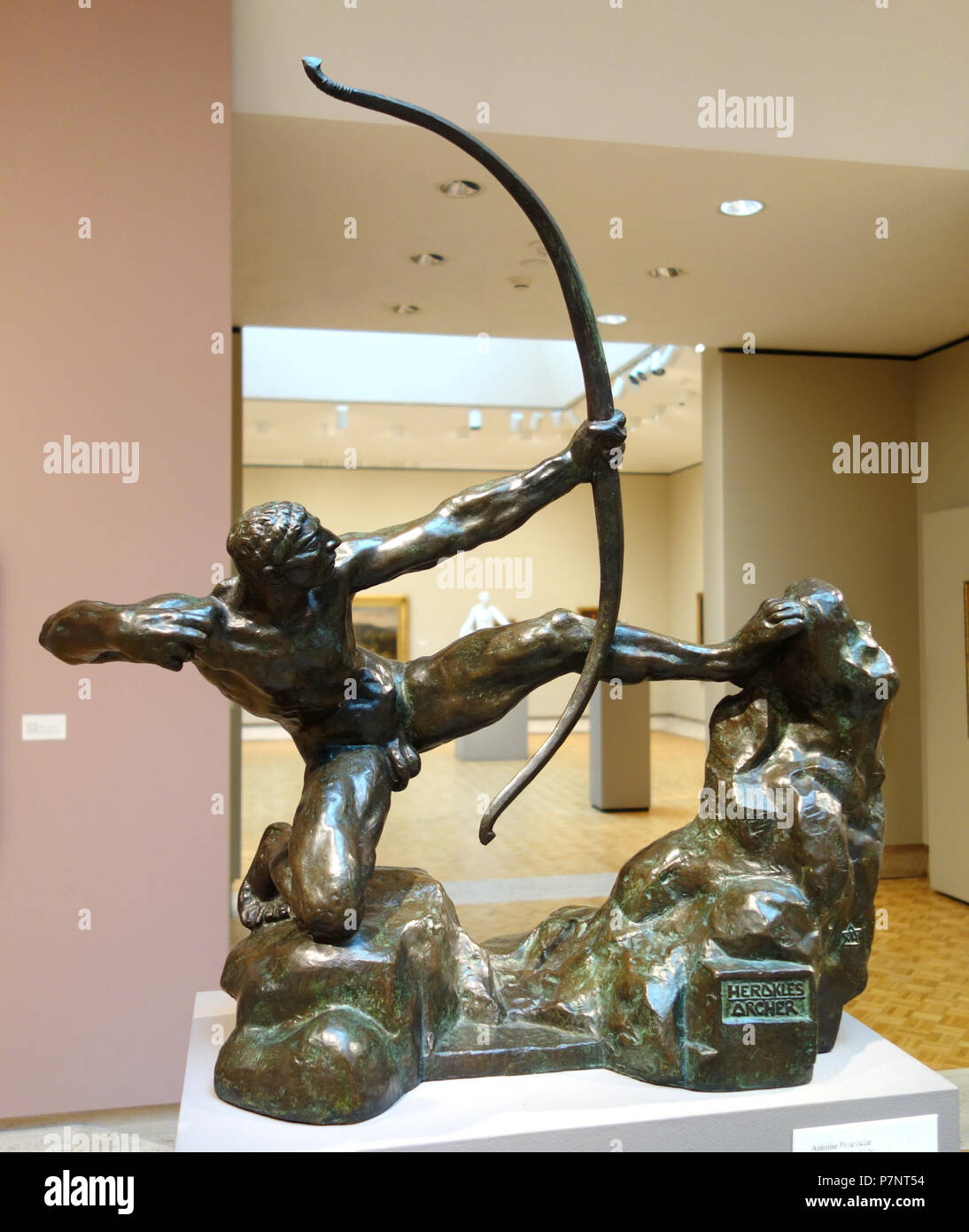 Inglese: mostra a Chazen Museum of Art, University of Wisconsin-Madison, Madison, Wisconsin, Stati Uniti d'America. Questa illustrazione è vecchio abbastanza per fare in modo che esso sia in . La fotografia è stata ammessa nel museo senza restrizione. 21 Luglio 2013 13:49:33 191 Herakles-Archer da Antoine Bourdelle, c. 1909, bronzo - Chazen Museum of Art - DSC02262 Foto Stock