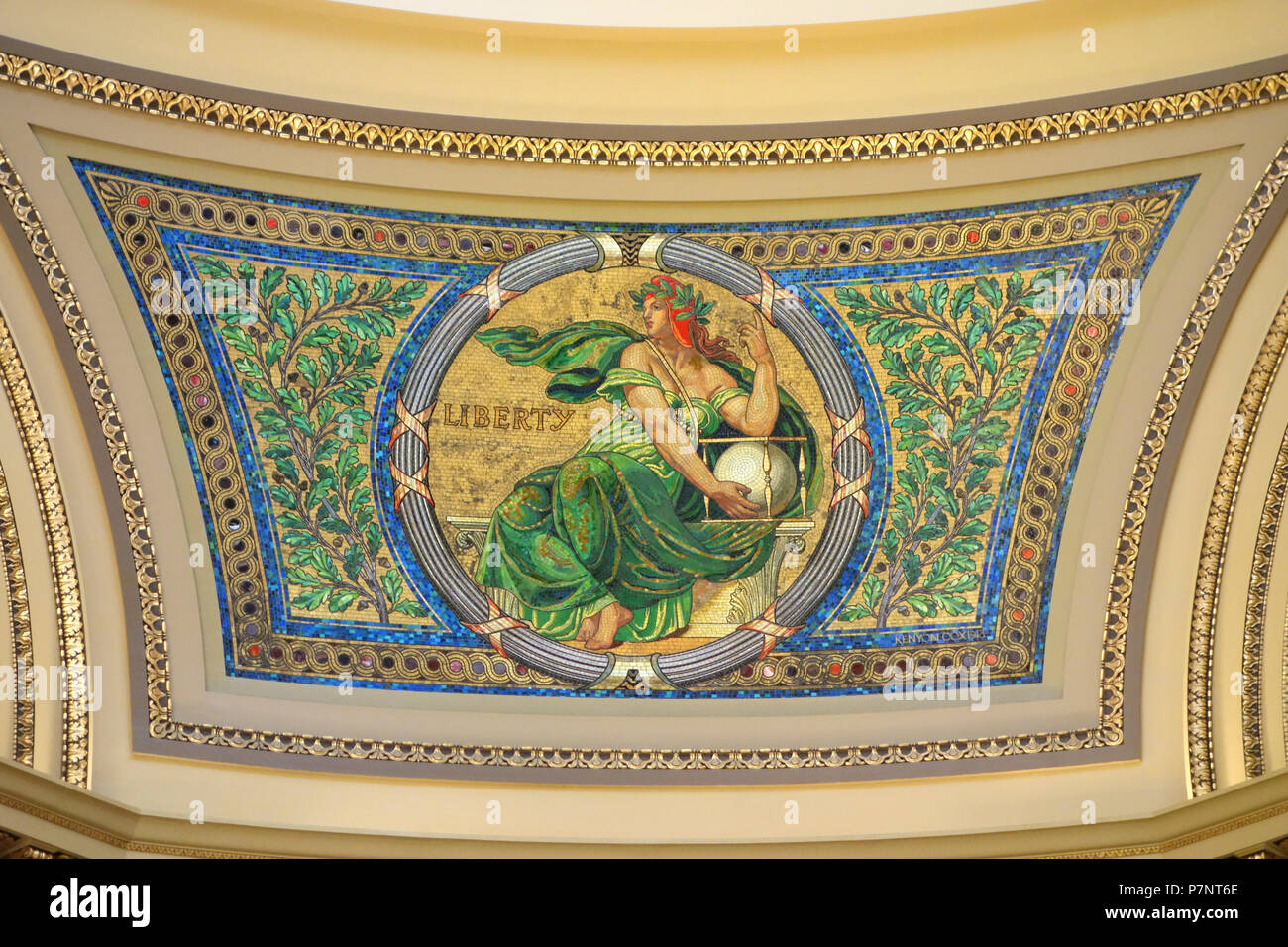Inglese: mosaico nel Wisconsin State Capitol, Madison, Wisconsin, Stati Uniti d'America. Progettato da Kenyon Cox (1856 - 1919). Questo mosaico è in quanto l'artista morì più di 70 anni fa. 24 Luglio 2013 10:24:07 245 Liberty - Wisconsin State Capitol - DSC03109 Foto Stock