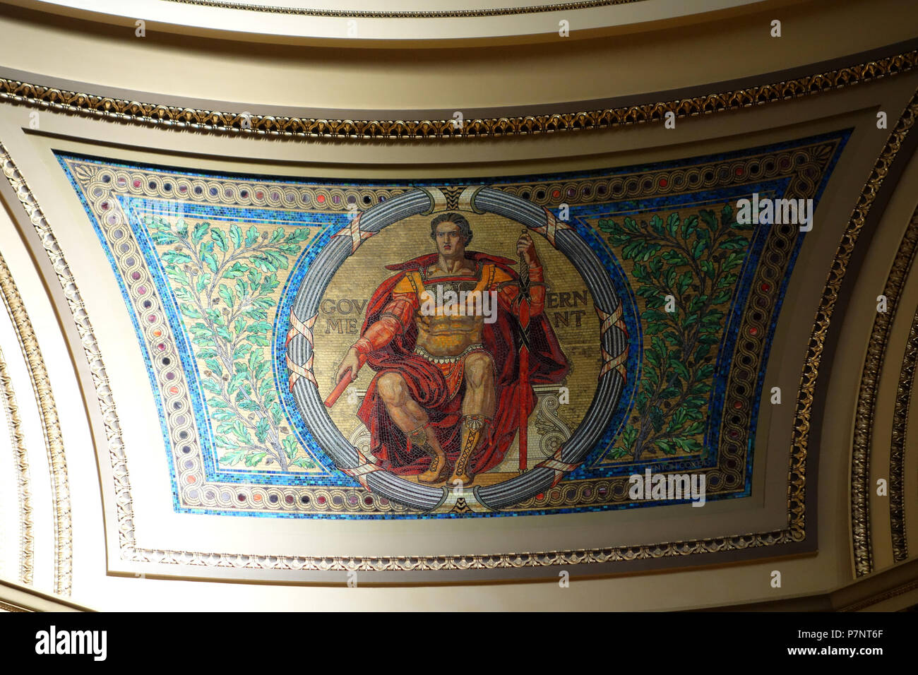Inglese: mosaico nel Wisconsin State Capitol, Madison, Wisconsin, Stati Uniti d'America. Progettato da Kenyon Cox (1856 - 1919). Questo mosaico è in quanto l'artista morì più di 70 anni fa. 24 Luglio 2013 10:24:38 174 Governo - Wisconsin State Capitol - DSC03112 Foto Stock