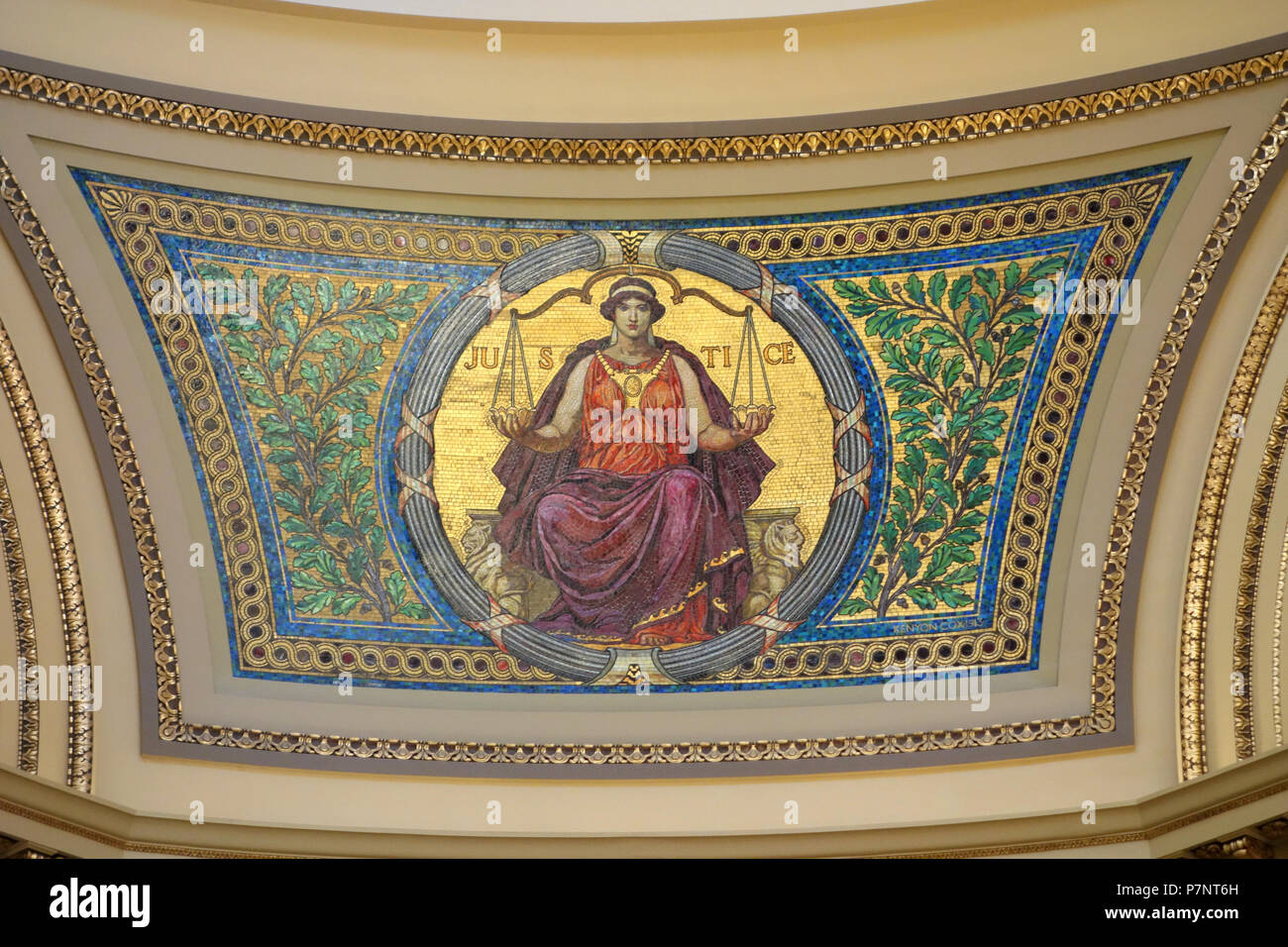 Inglese: mosaico nel Wisconsin State Capitol, Madison, Wisconsin, Stati Uniti d'America. Progettato da Kenyon Cox (1856 - 1919). Questo mosaico è in quanto l'artista morì più di 70 anni fa. 24 Luglio 2013 10:25:52 225 giustizia - Wisconsin State Capitol - DSC03118 Foto Stock