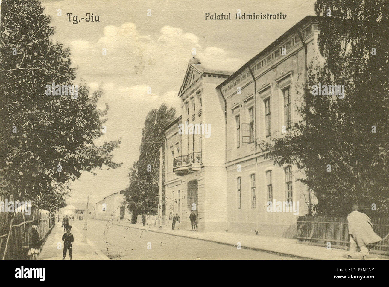 Inglese: Palazzo amministrativo in Târgu Jiu, ex Gorj County Hall nel periodo fra le due guerre. Lo storico edificio è stato costruito nel 1875. Român: Palatul Administrativ din Târgu Jiu, fosta prefectur un judeului Gorj în perioada interbelic. Istoric Cldirea un fost ridicat în anul 1875. Questa è la foto di un monumento storico in judeul Gorj, classificati con il numero GJ-II-m-B-09177 . Nei primi anni del XX secolo. 300 Palatul Administrativ din Targu Jiu (1) Foto Stock