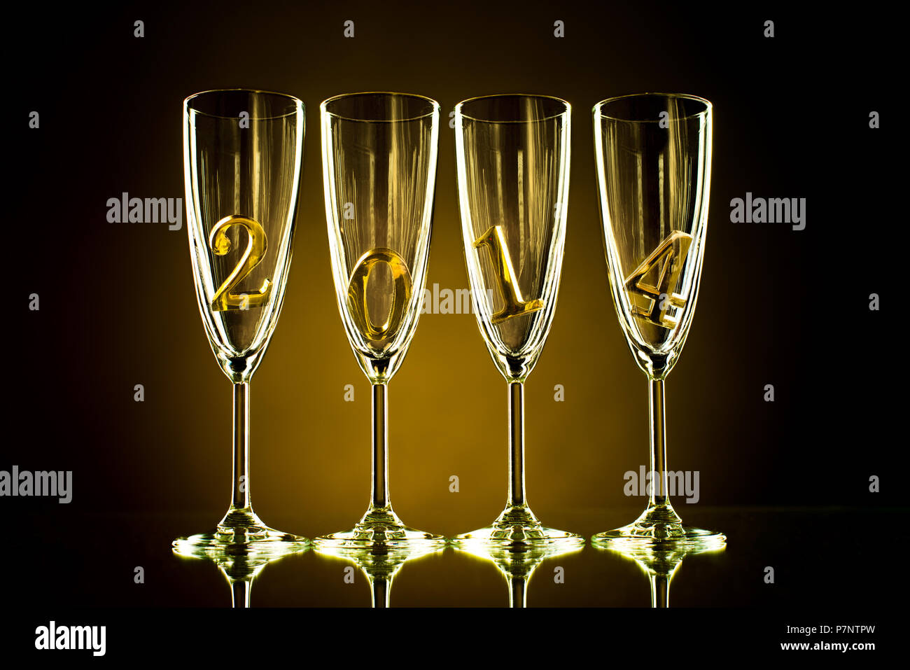 4 calice di vetro per lo champagne con il numero di riferimento 2014, belle celebrazioni Anno Nuovo concetto foto Foto Stock
