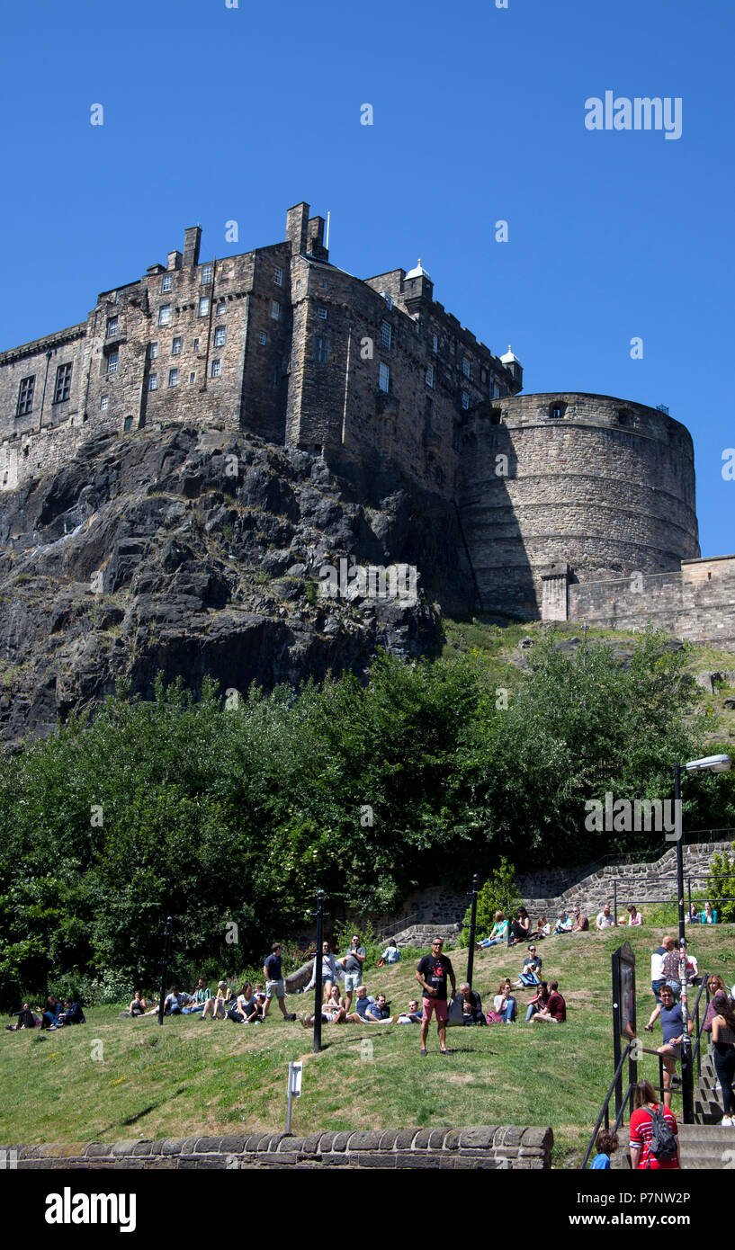 Il Castello di Edimburgo dal Grassmarket, Edimburgo, Scozia, Regno Unito Foto Stock