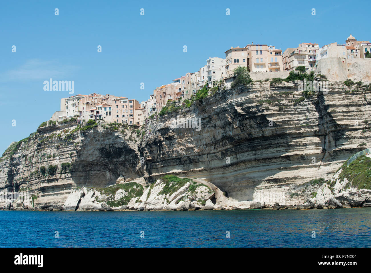 Vista dall'acqua alla cittadella di Bonifacio, Corsica, Francia Foto Stock