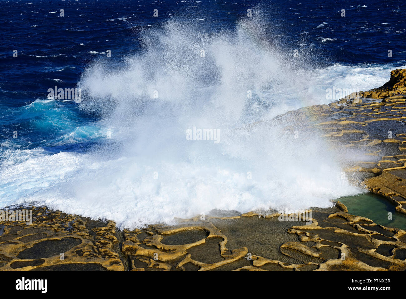 Gozo saline dal mare con spray, Xwejni Bay, Gozo, Malta Foto Stock