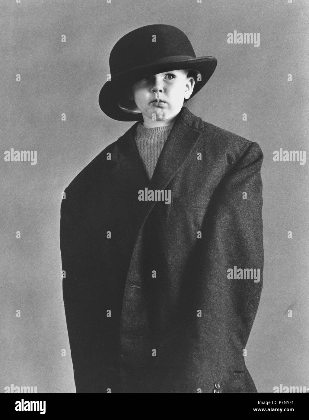 Little Boy in grandi cappotto e cappello, Inghilterra, Gran Bretagna Foto Stock