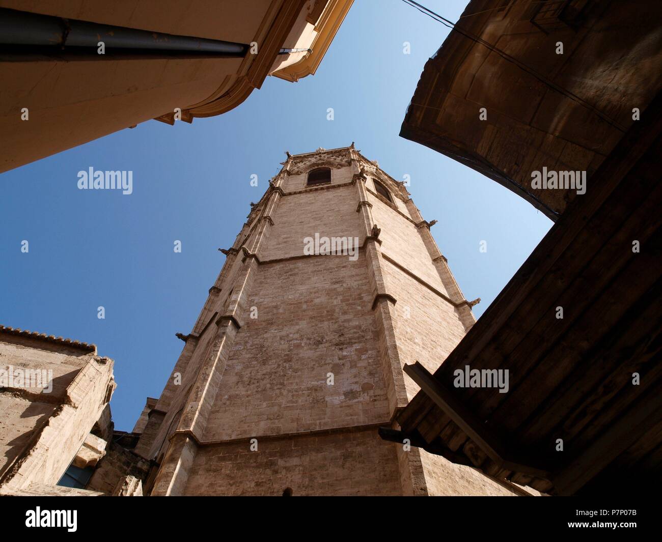 FACHADA DE LA CATEDRAL Y TORRE DEL MIGUELETE DESDE LA PLAZA DE LA SEU. PUERTA DE LOS APOSTOLES. VALENCIA, ESPAÑA. Foto Stock