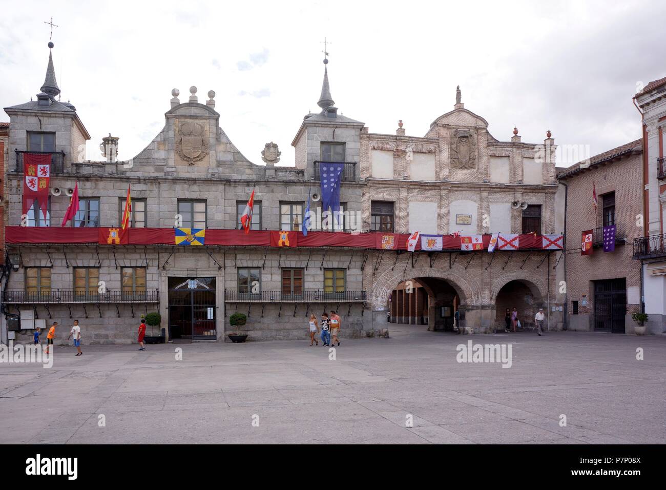 AYUNTAMIENTO Y CASA DE LOS ARCOS, en la plaza Mayor . MEDINA DEL CAMPO, VALLADOLID, CASTILLA Y LEON, ESPAÑA. Foto Stock