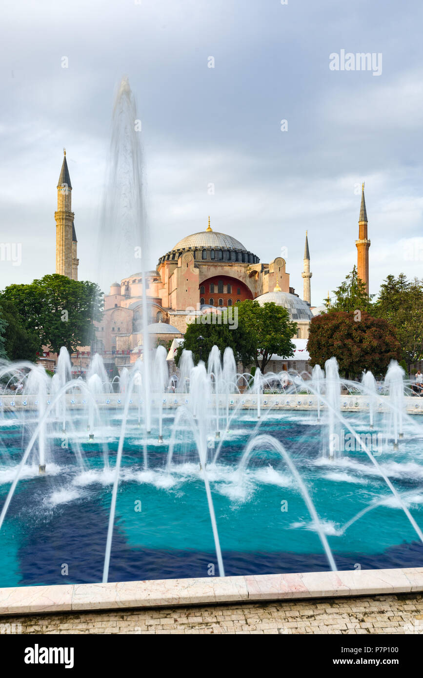 Il sultano Ahmad Maydan fontana di acqua con il Museo Hagia Sophia in background nel tardo pomeriggio di luce, Istanbul, Turchia Foto Stock