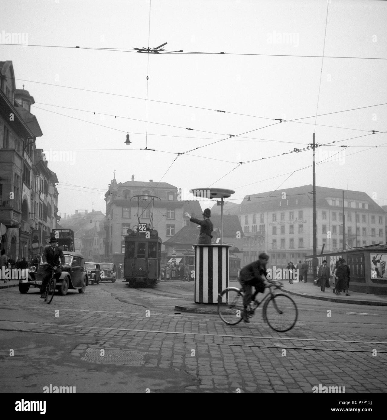 Attraversamento di strada, piazza nel centro della città, a circa 1950, Freiburg, Germania Foto Stock