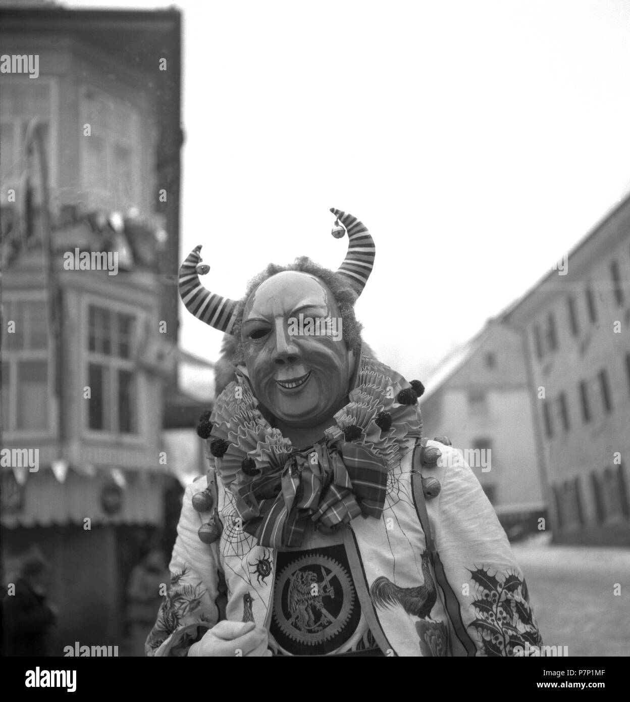 Uomo con maschera su una sfilata di carnevale, intorno al 1950, attorno a Freiburg, Germania Foto Stock