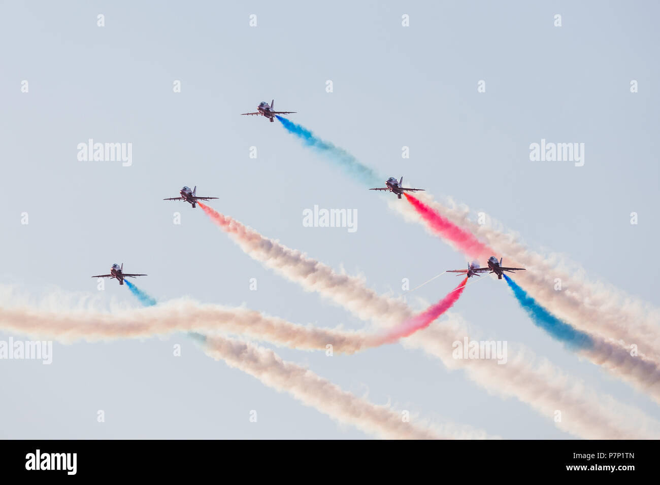 Una freccia rossa che vola attraverso la formazione di Enid durante il 2018 airshow di Southport. Foto Stock