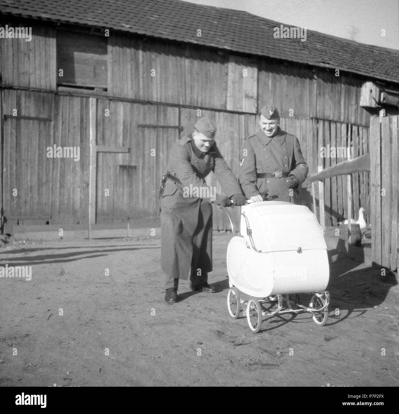 Appross. 1939,1941, formazione Wehrmacht, soldati con la PRAM, Ulm, Germania Foto Stock