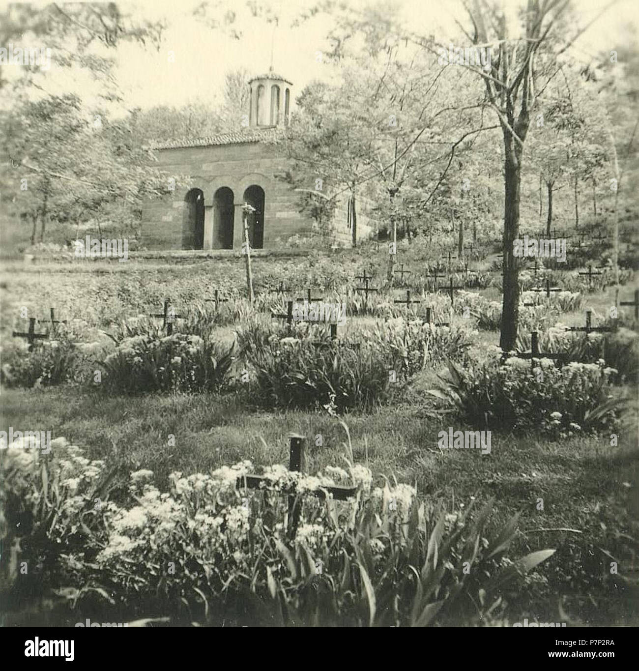 Српски / Srpski: Fotografije Smedereva neposredno pre ho nakon katastrofalne eksplozije juna 1941. u kojoj je poginulo više hiljada ljudi u jednom danu - Masovne grobnice poginulih gradjana Smedereva. Nikada nije precizno utvrdjeno koliko je ljudi stradalo tog dana. 1941 143 Eksplozija u Smederevu 1941 15 Foto Stock