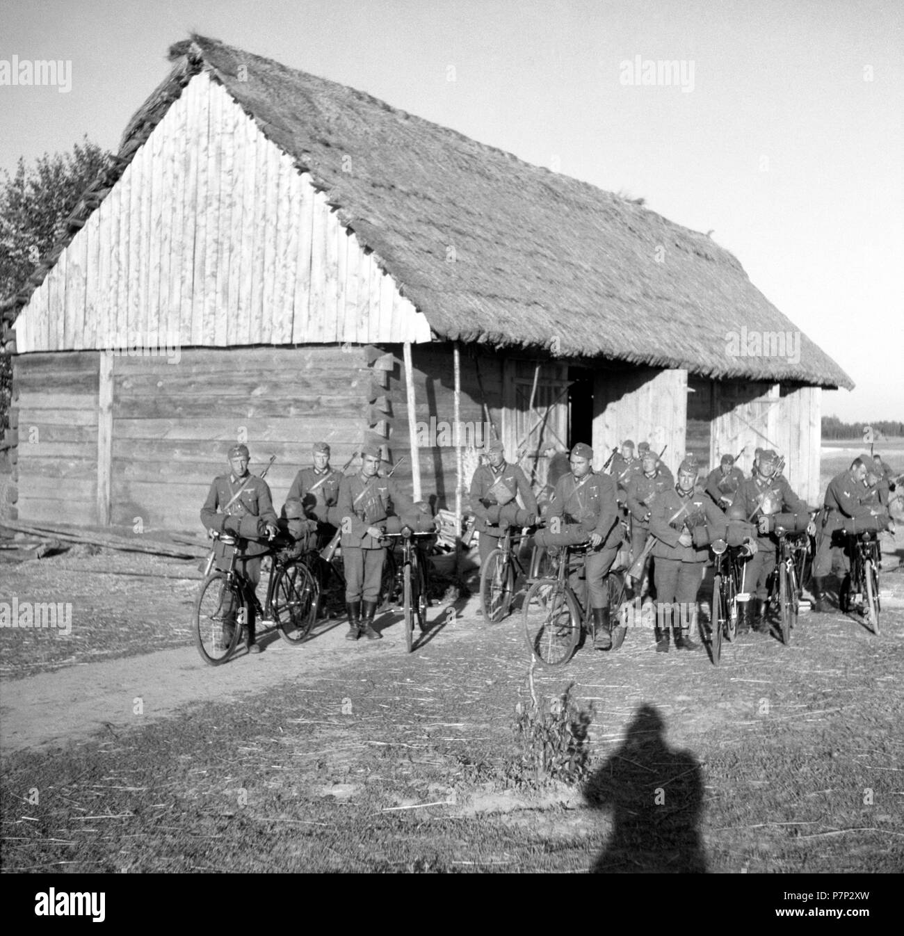 Appross. 1939,1941, formazione Wehrmacht, soldati con biciclette nella parte anteriore di un fienile, Ulm, Germania Foto Stock