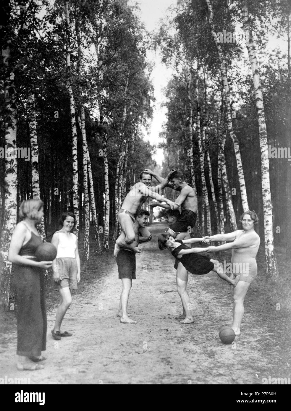 Ginnastica nella foresta, ca. 1920, esatto luogo sconosciuto, Germania Foto Stock