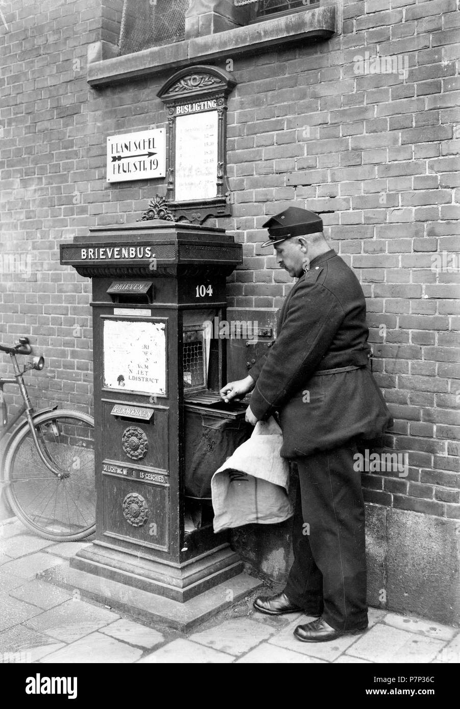 Postino olandese insegna la cassetta postale, ca. 1930, esatto luogo sconosciuto, Paesi Bassi Foto Stock