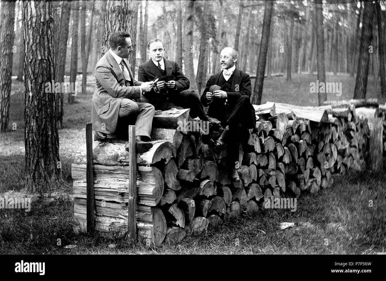 Gli uomini a giocare a carte nella foresta di ca. 1930, esatto luogo sconosciuto, Germania Foto Stock