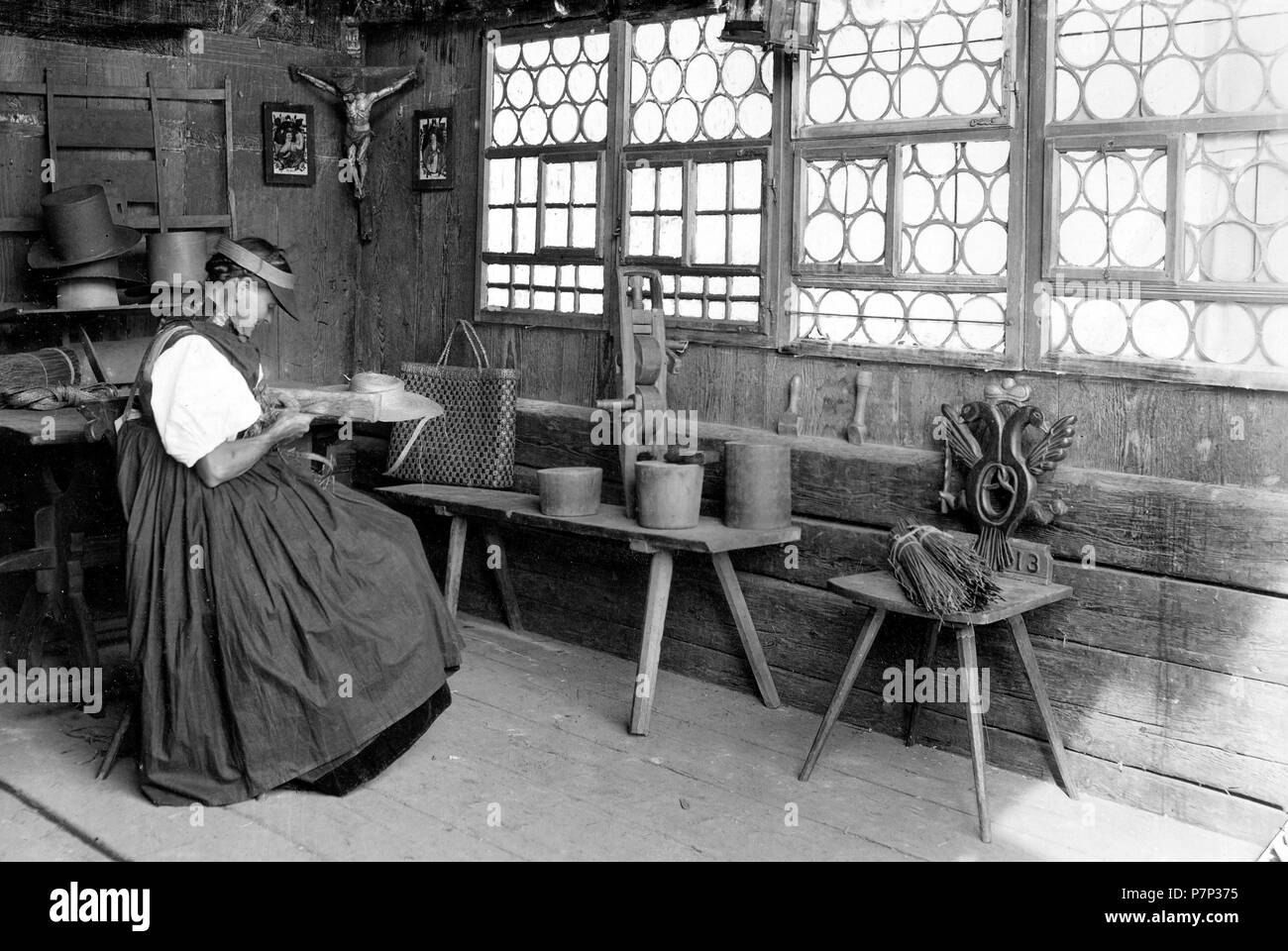 La moglie di un agricoltore tesse c. 1930, esatto luogo sconosciuto, Germania Foto Stock