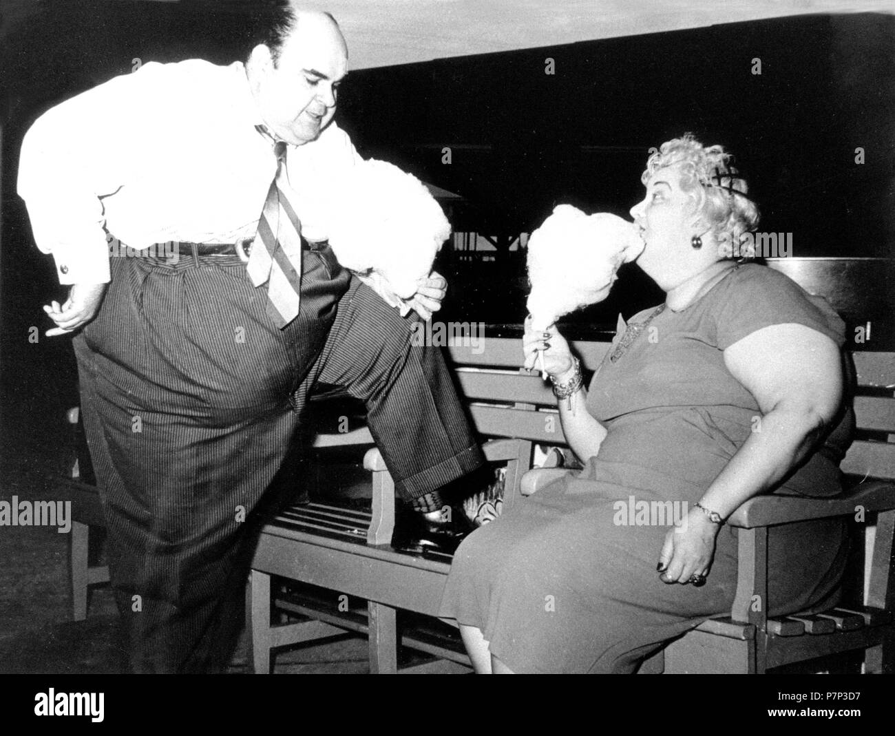 Coppia di spessore di mangiare il cotone candy, ca. 1950, esatto luogo sconosciuto, Cuba, dei Caraibi e America centrale Foto Stock