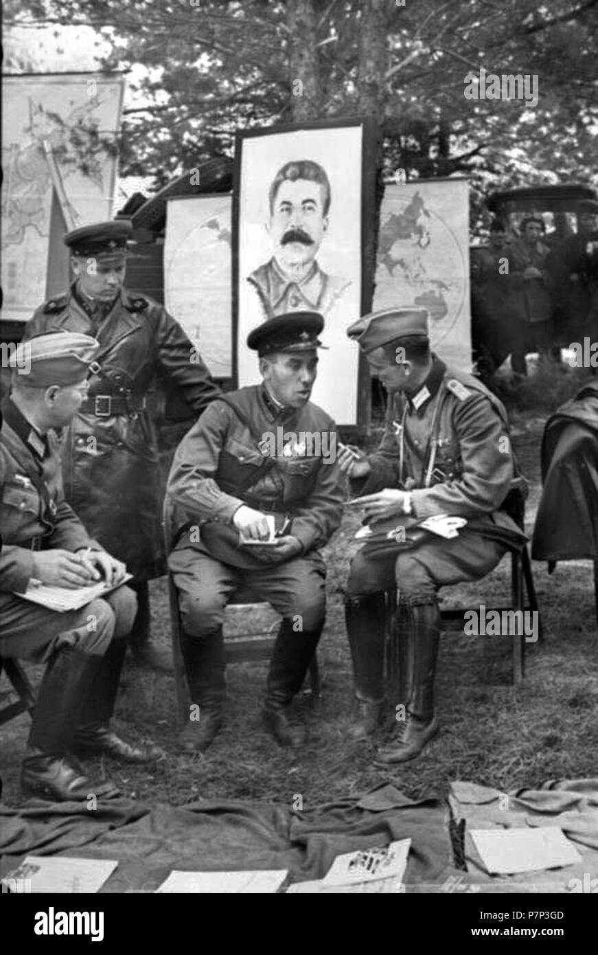 Inglese: sovietico e nazista di ufficiali tedeschi per discutere prima sfilata nel 1939. Dietro di loro è ritratto di Stalin. Eesti: Nõukogude ja saksa ohvitserid keskustelus enne paraadi 1939. aastal, selja taga su plakat Staliniga : 1939- , . 22 Settembre 1939 55 Brest, 22 settembre 1939 Foto Stock