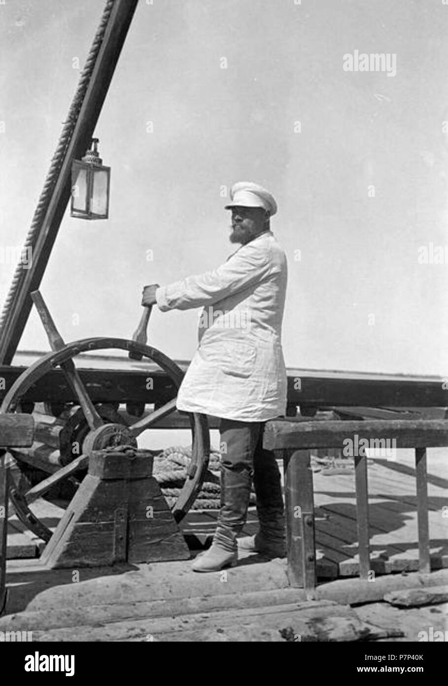 442 Фотопленки Поля Надара (1890). Баку Пароход - Узун-Ада. 7. Капитан у штурвала Foto Stock