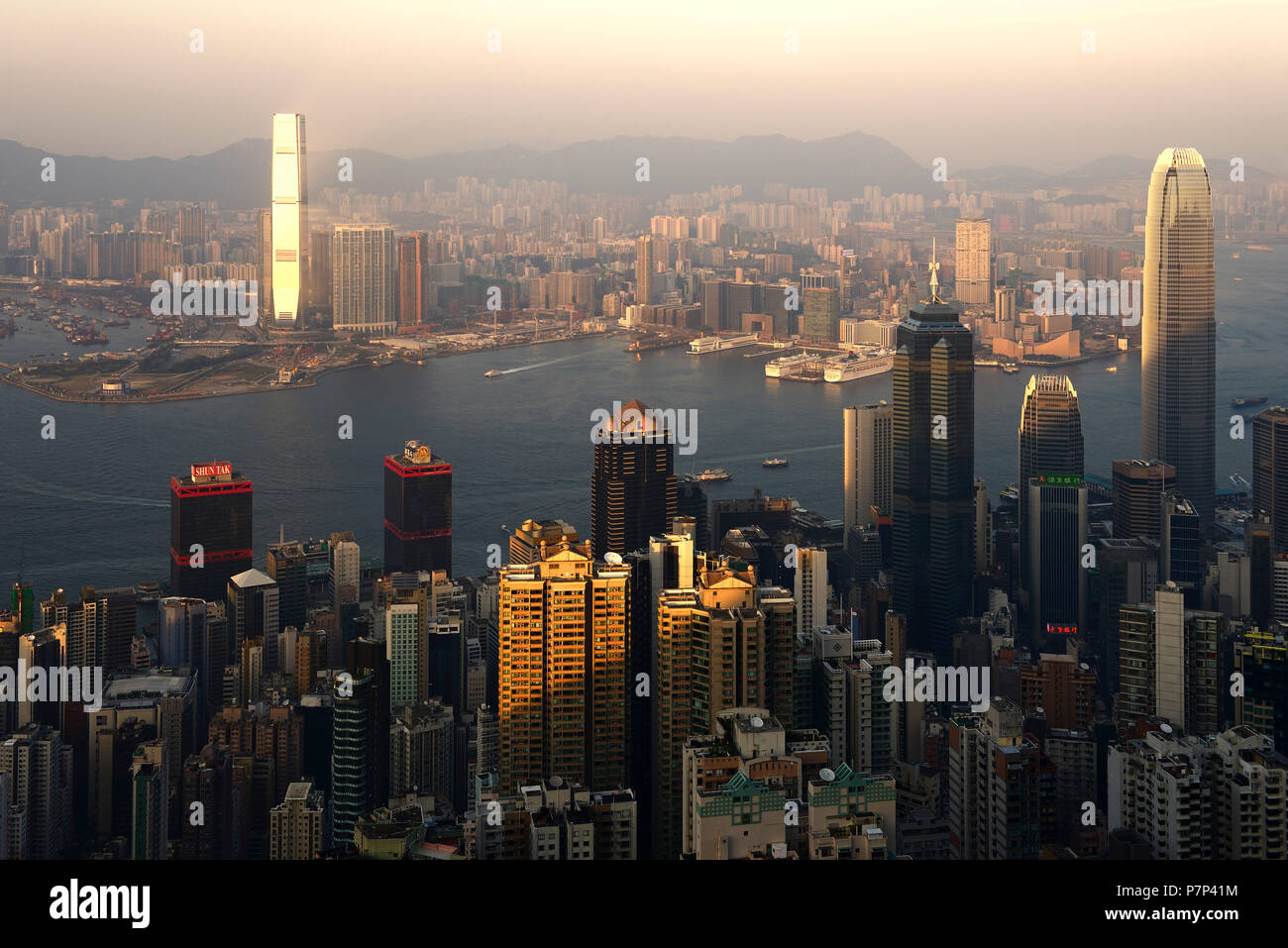 La vista dal picco alla skyline con illuminata ICC Tower, Centro internazionale di commercio di Hong Kong, Cina Foto Stock