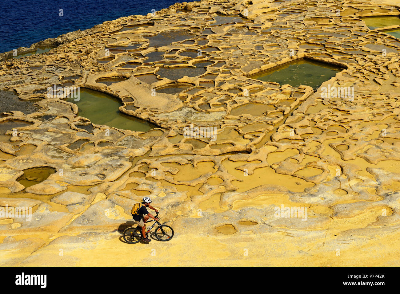 Mountain bike vicino a Gozo saline, Xwejni Bay, isola di Gozo, Malta Foto Stock