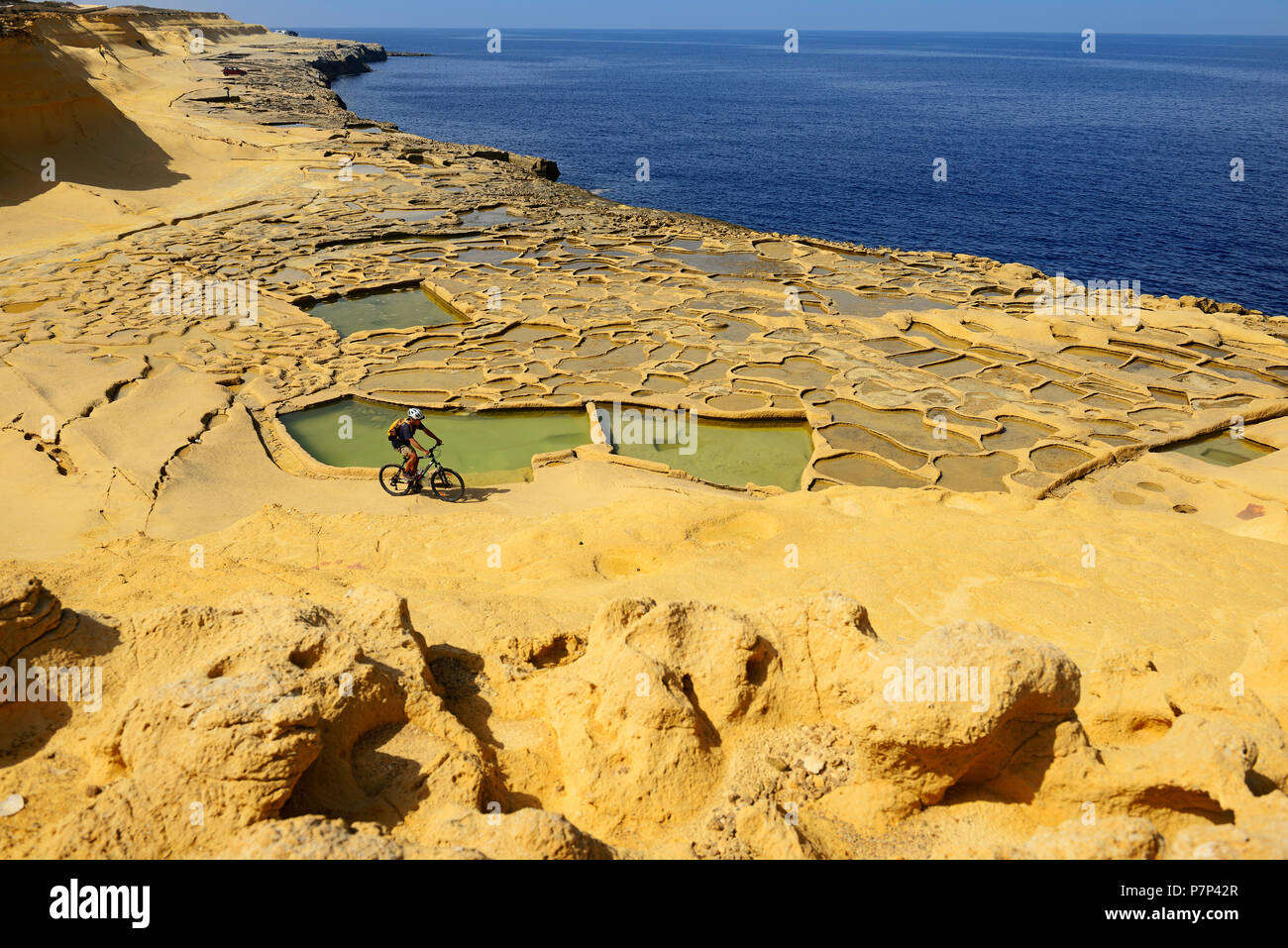 Mountain bike vicino a Gozo saline, Xwejni Bay, isola di Gozo, Malta Foto Stock