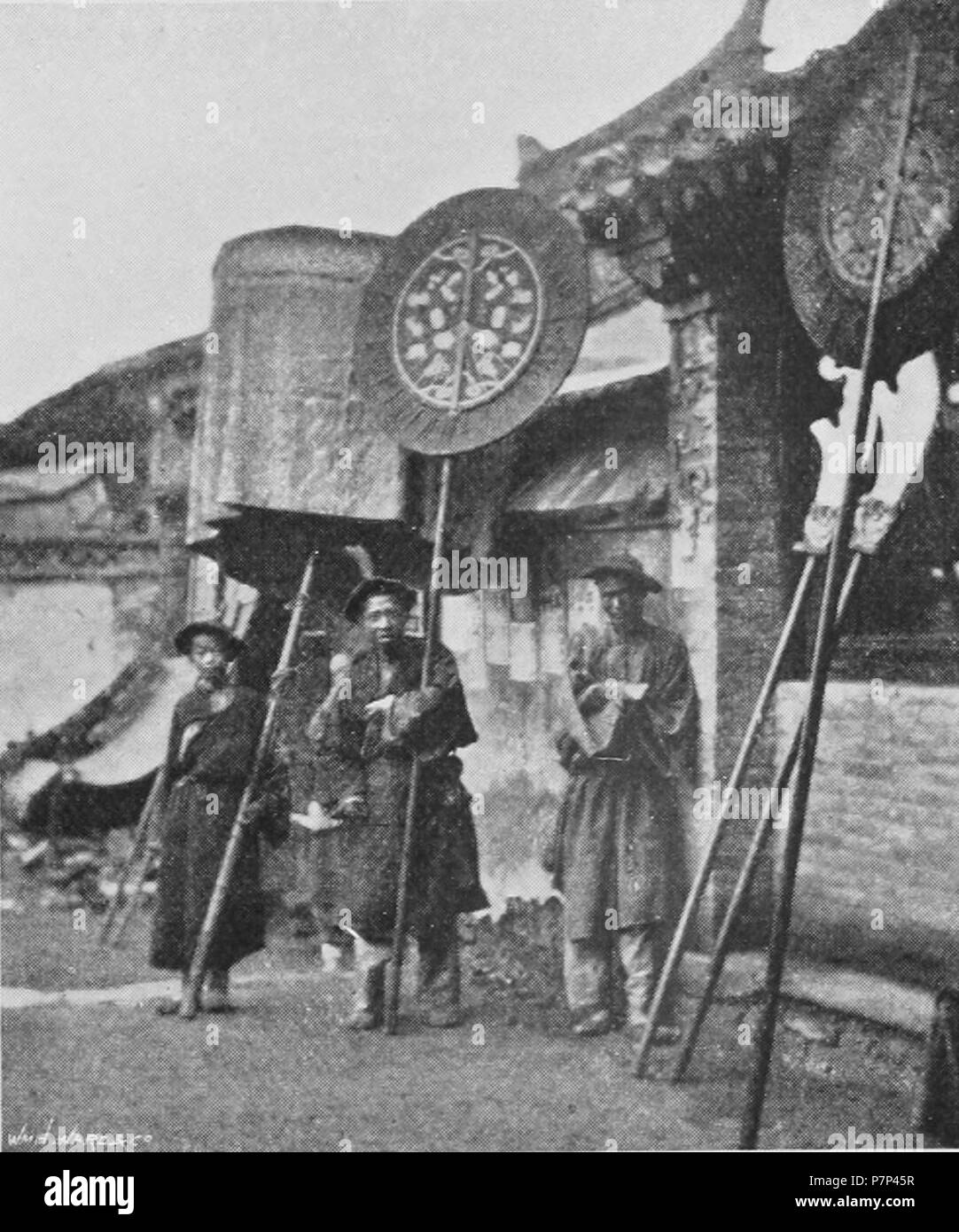 Inglese: foto da attraverso la Cina con una telecamera 中文（简体）‎: 葬禮的旗手 . tra il 1871 e il 1872 166 BANNERMEN FUNEBRI Foto Stock