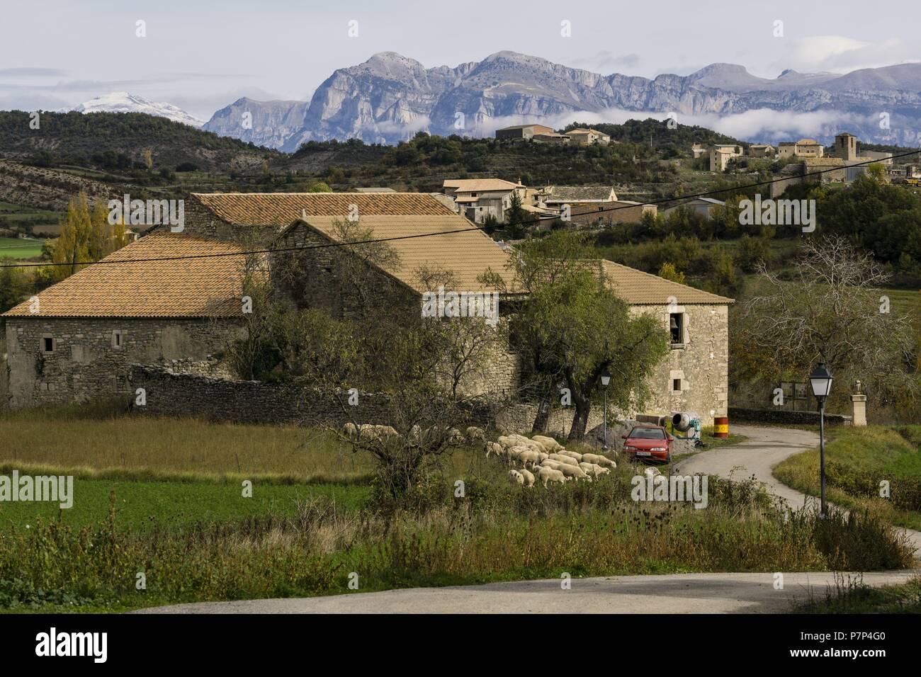 Santuario de origen romanico de Santa María de la Nuez , municipio de Bárcabo,Sobrarbe, Provincia de Huesca, Comunidad Autónoma de Aragón, cordillera de los Pirineos, Spagna, Europa. Foto Stock