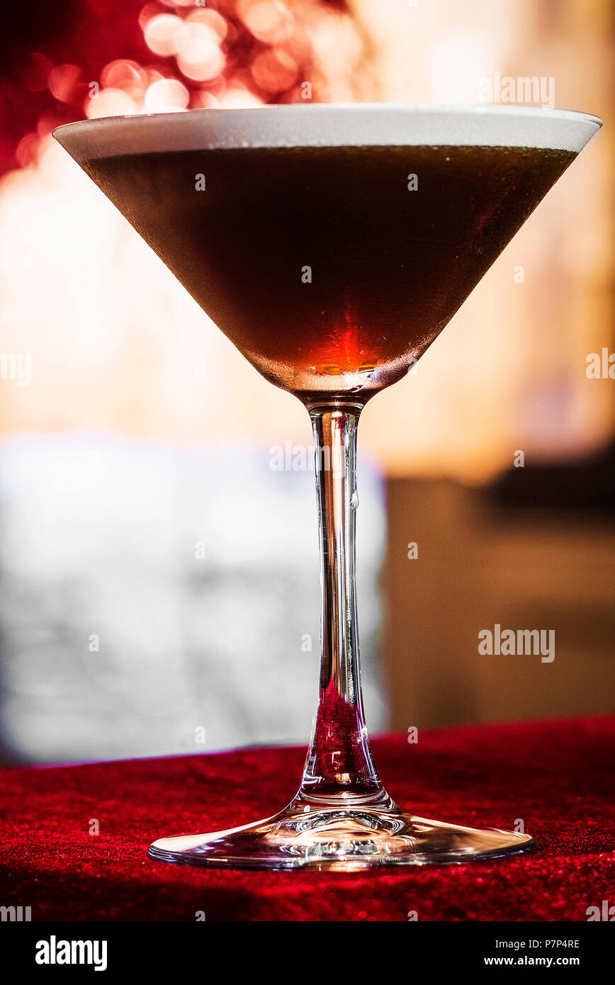 Caffè espresso crema martini cocktail bere un bicchiere all'interno di un accogliente bar Foto Stock