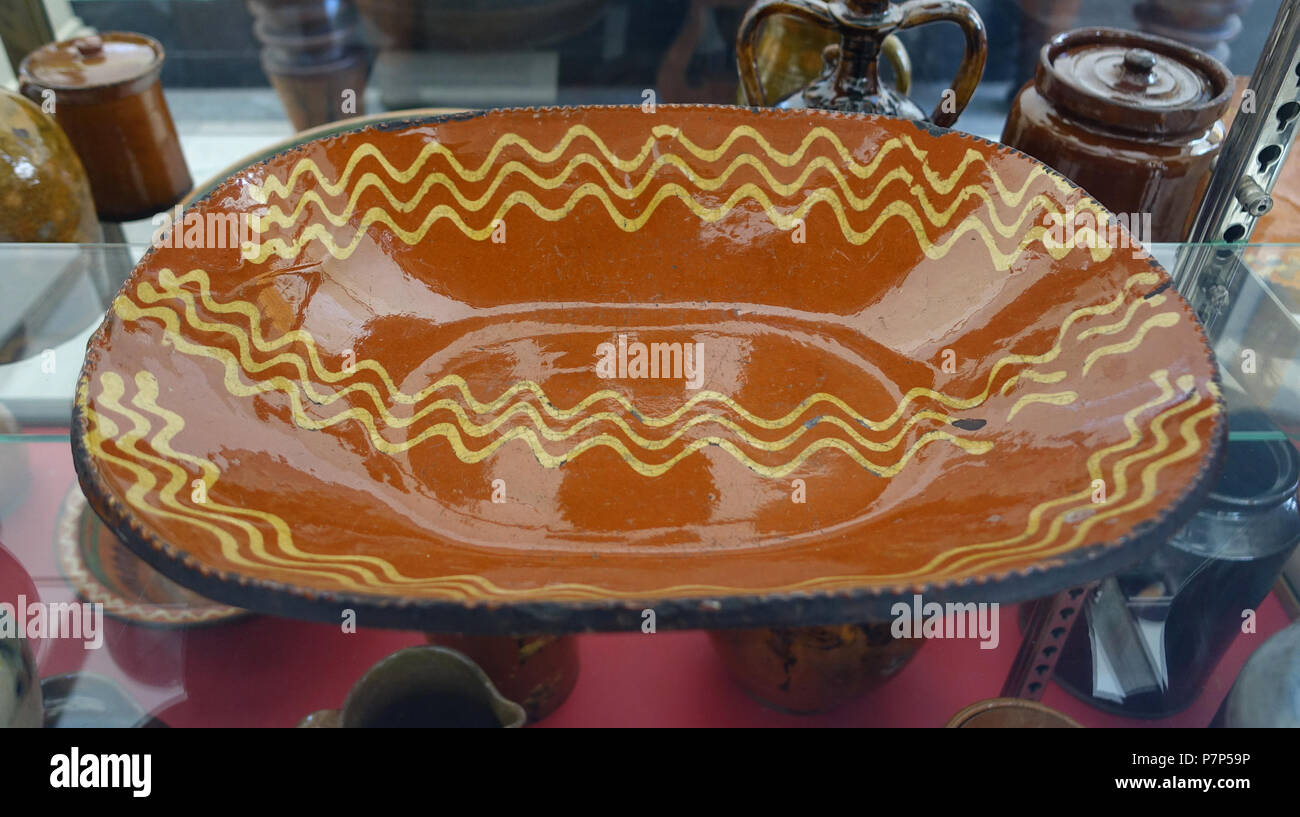 Inglese: presentano in Bennington Museum - Bennington, Vermont, USA. Questo lavoro è il perché l'artista morì oltre 70 anni fa. La fotografia è stata ammessa nel museo senza restrizione. Il 28 febbraio 2015, 13:16:00 134 piatto, non identificato - Bennington Museum - Bennington, VT - DSC08675 Foto Stock