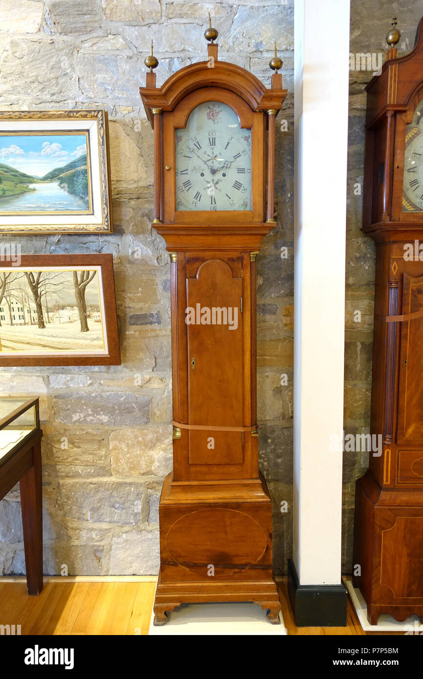Inglese: presentano in Bennington Museum - Bennington, Vermont, USA. Questo lavoro è il perché l'artista morì oltre 70 anni fa. La fotografia è stata ammessa nel museo senza restrizione. Il 28 febbraio 2015, 13:39:30 363 Tall caso orologio, movimento da Nathan Hale (1771-1849), casi di autore ignoto, Windsor VT, c. 1790, ciliegia e pino bianco, vista 1 - Bennington Museum - Bennington, VT - DSC08805 Foto Stock