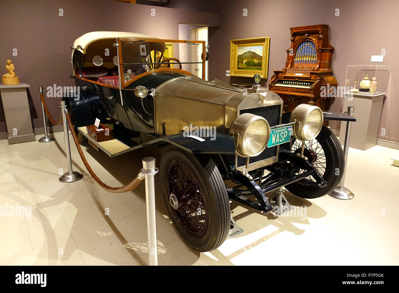 Inglese: presentano in Bennington Museum - Bennington, Vermont, USA. Questo lavoro è il perché l'artista morì oltre 70 anni fa. La fotografia è stata ammessa nel museo senza restrizione. Il 28 febbraio 2015, 14:13:19 261 Martin-Wasp Touring Car, vista 1, progettati da Karl Hamlin Martin, fatta da Martin-Wasp Corporation, c. 1924, Bennington VT - Bennington Museum - Bennington, VT - DSC09068 Foto Stock