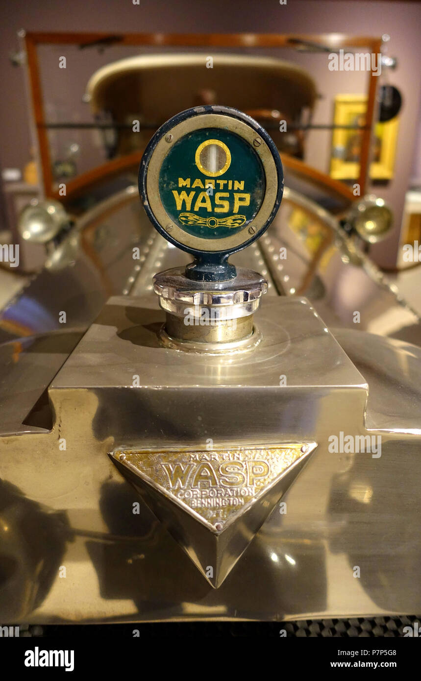 Inglese: presentano in Bennington Museum - Bennington, Vermont, USA. Questo lavoro è il perché l'artista morì oltre 70 anni fa. La fotografia è stata ammessa nel museo senza restrizione. Il 28 febbraio 2015, 14:13:32 261 Martin-Wasp Touring Car, view 7, progettati da Karl Hamlin Martin, fatta da Martin-Wasp Corporation, c. 1924, Bennington VT - Bennington Museum - Bennington, VT - DSC09070 Foto Stock