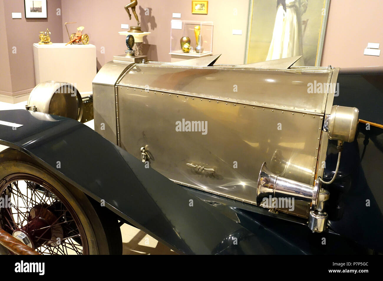 Inglese: presentano in Bennington Museum - Bennington, Vermont, USA. Questo lavoro è il perché l'artista morì oltre 70 anni fa. La fotografia è stata ammessa nel museo senza restrizione. Il 28 febbraio 2015, 14:14:21 261 Martin-Wasp Touring Car, view 8, progettati da Karl Hamlin Martin, fatta da Martin-Wasp Corporation, c. 1924, Bennington VT - Bennington Museum - Bennington, VT - DSC09075 Foto Stock