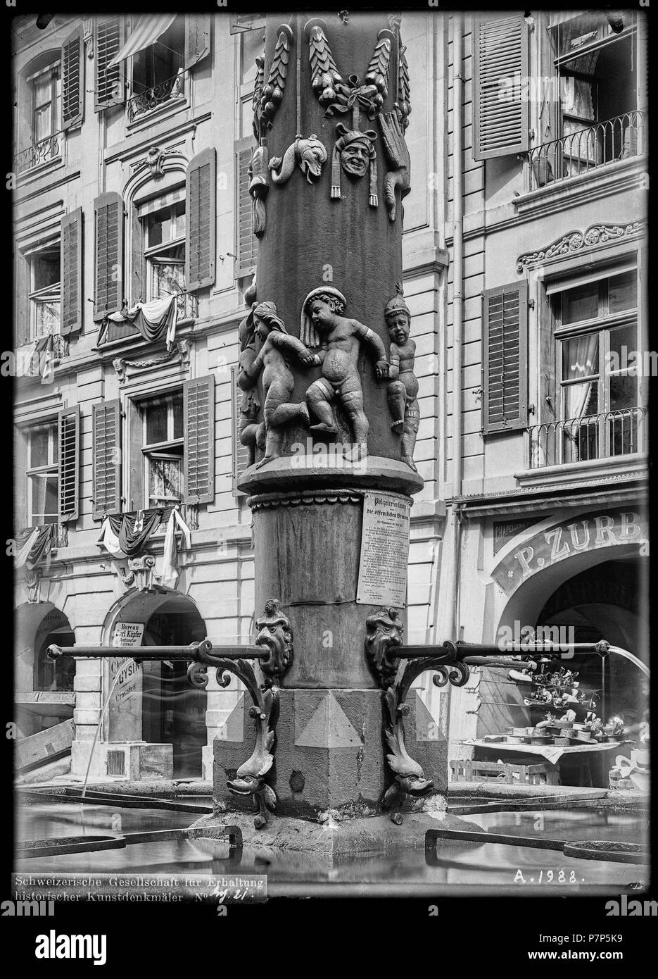 Berna, Pfeiferbrunnen, vue partielle; Détail de la colonne de la Pfeiferbrunnen. Tra il 1898 e il 1907 68 CH-NB - Berna, Pfeiferbrunnen, vue partielle - Collezione Max van Berchem - EAD-6601 Foto Stock