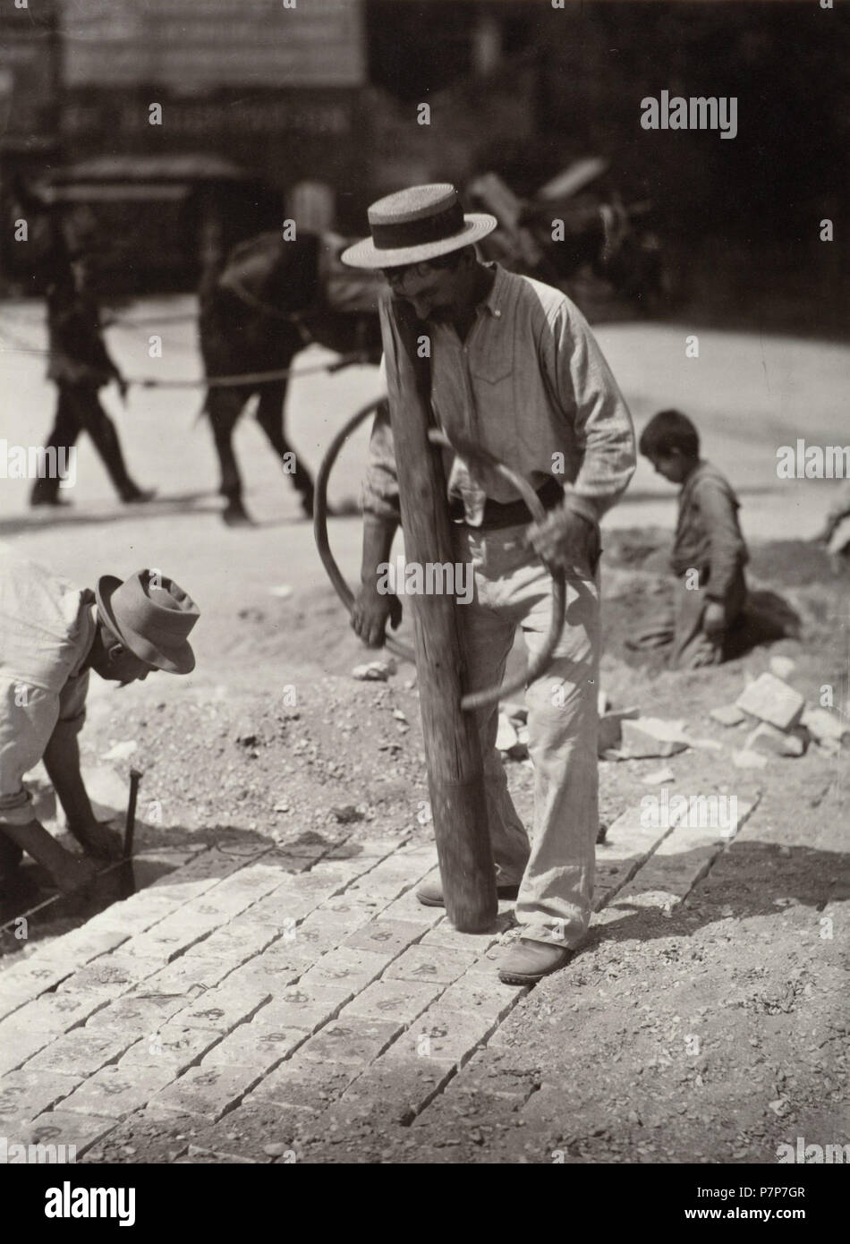 . Street lastricatore . Inglese: Francia, 1956 fotografie (Silver gold-tonica) Montaggio: 13 x 10 l'Marjorie e Leonard Vernon raccolta, dono della Fondazione Annenberg, acquisita da Carol Vernon e Robert Turbin (M.2008.40.154.12) Fotografia . prima di 1927, 1956 pubblicazione 357 Street lastricatore LACMA M.2008.40.154.12 Foto Stock