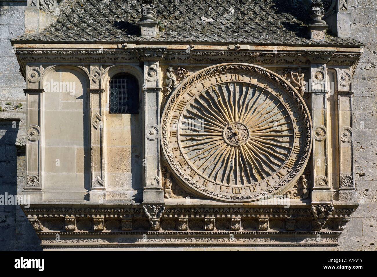RELOJ EXTERIOR DE LA CATEDRAL DE NOTRE-DAME (Nuestra Señora de Chartres) Chartres, Francia. Foto Stock