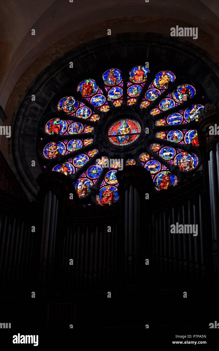 CATEDRAL DE NOTRE-DAME. Interno. ROSETON, VIDRIERA. TOURNAI, FRANCIA. Foto Stock