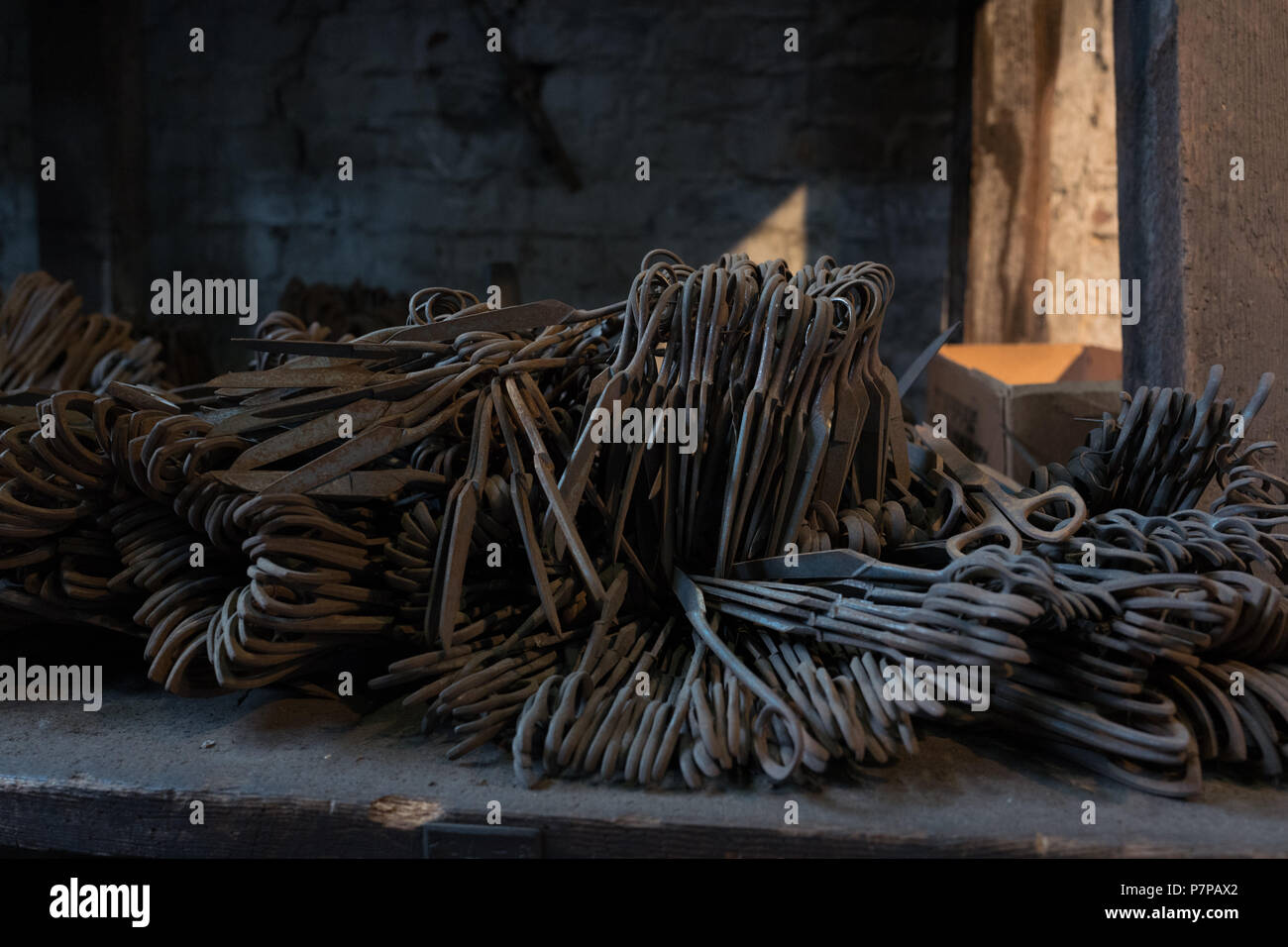 Vecchia officina con utensili in ferro e forbici con cupo admonsphere Foto Stock