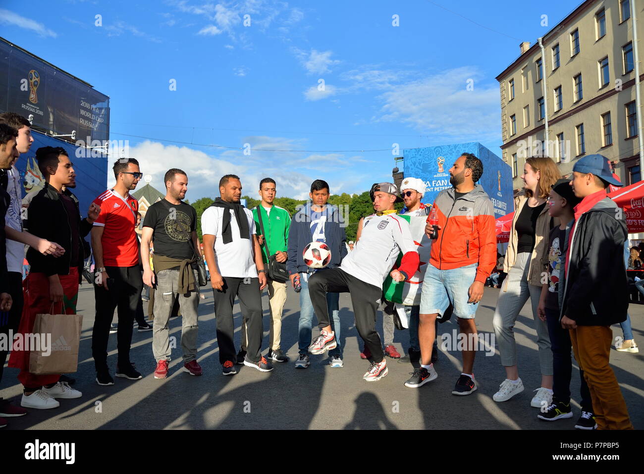 ST.PETERSBURG, Russia - Luglio 03, 2018 tifosi stranieri giocare con un pallone da calcio con una zona della ventola sul maneggio square a coppa del mondo Foto Stock